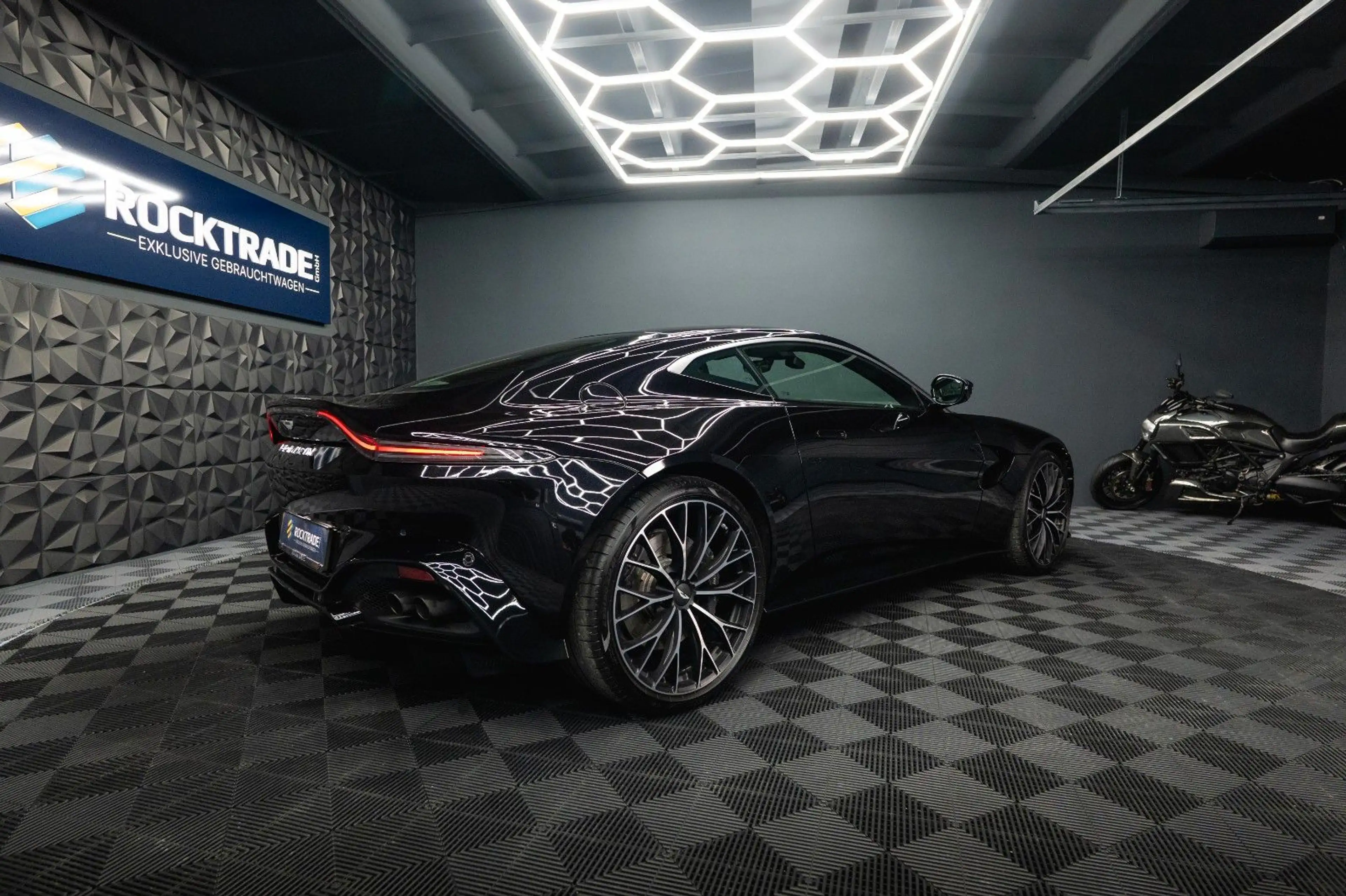Aston Martin V8 4.0 V8 DB11 Coupe *1.Hand*360*Memory* — photo 15