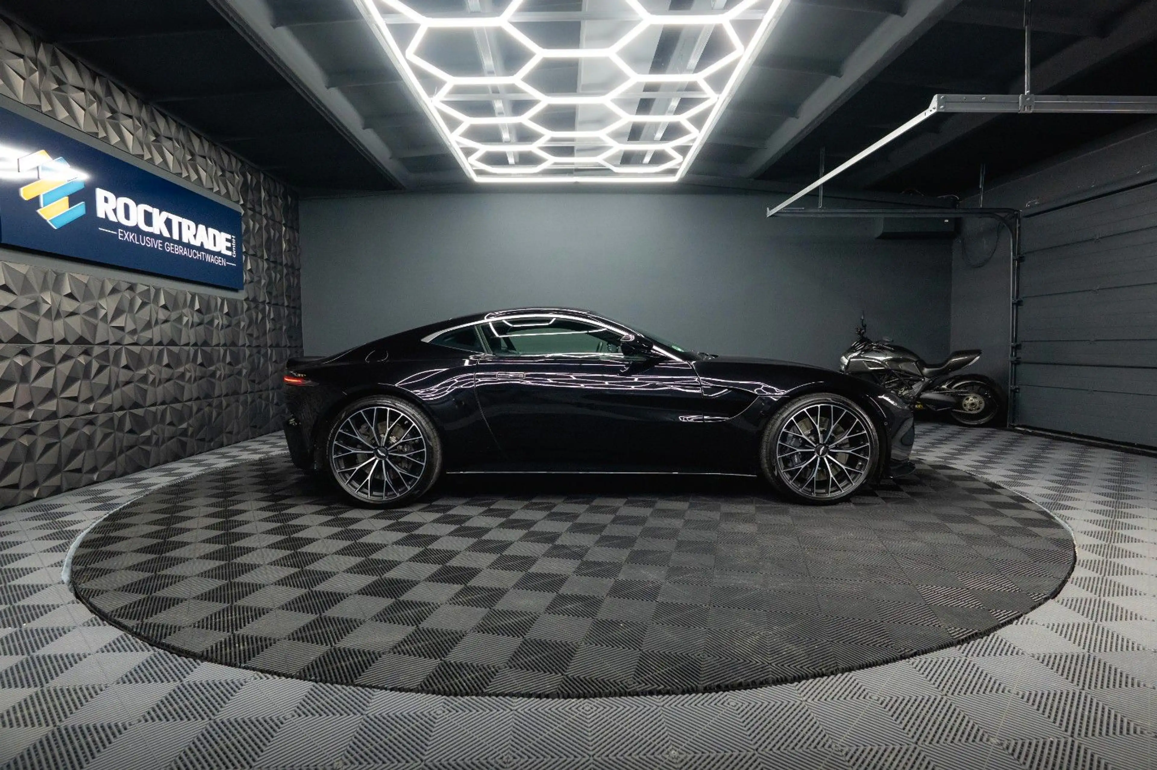 Aston Martin V8 4.0 V8 DB11 Coupe *1.Hand*360*Memory* — photo 11