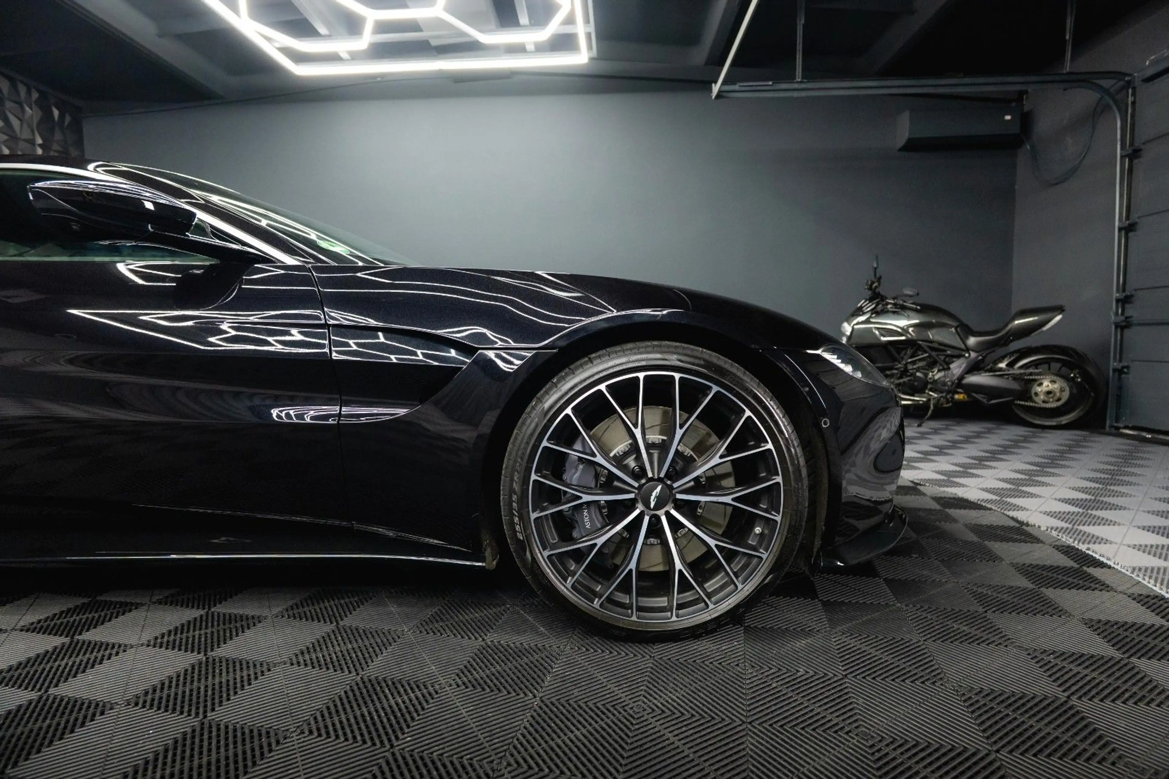 Aston Martin V8 4.0 V8 DB11 Coupe *1.Hand*360*Memory* — photo 13
