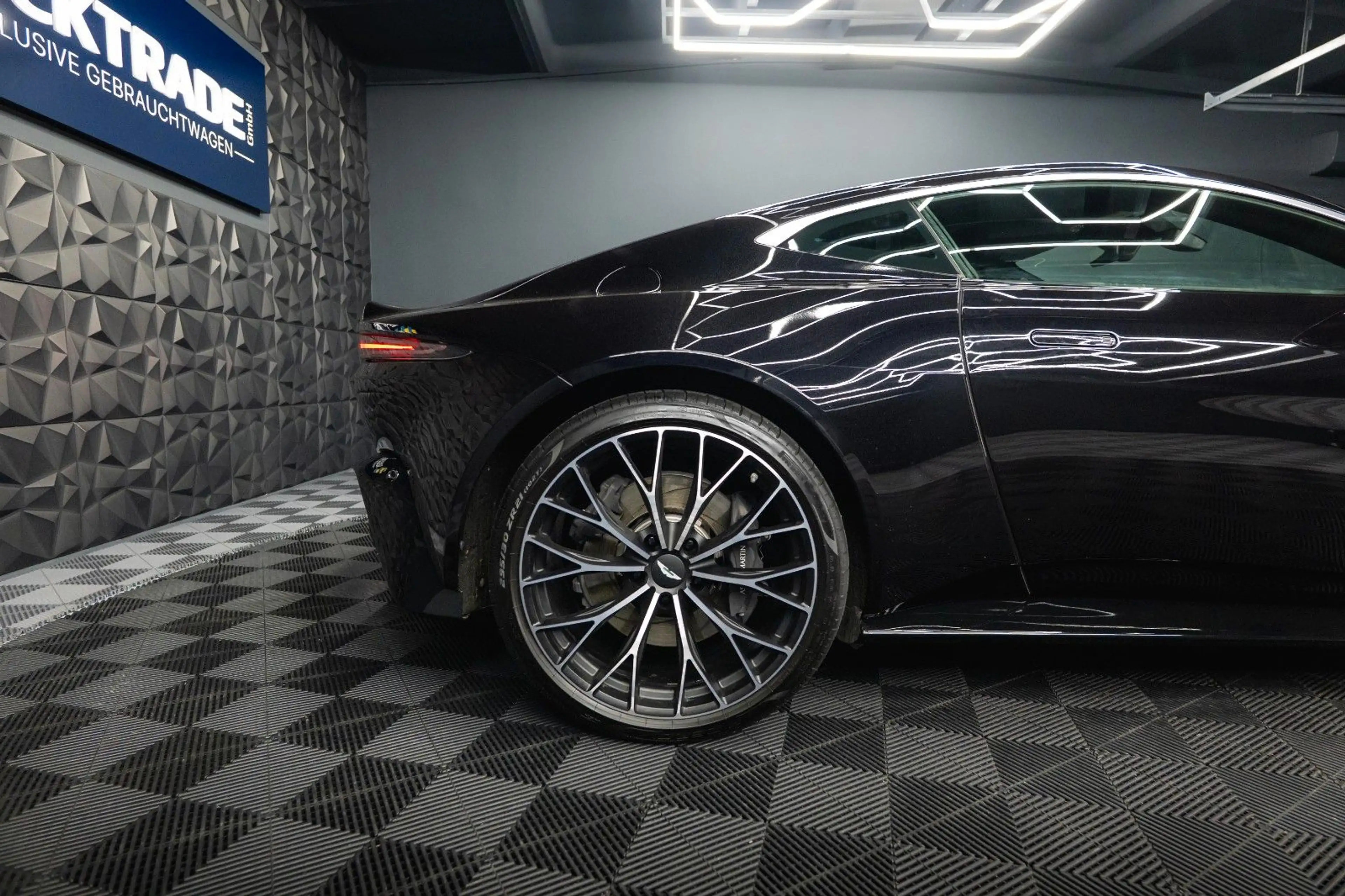Aston Martin V8 4.0 V8 DB11 Coupe *1.Hand*360*Memory* — photo 12