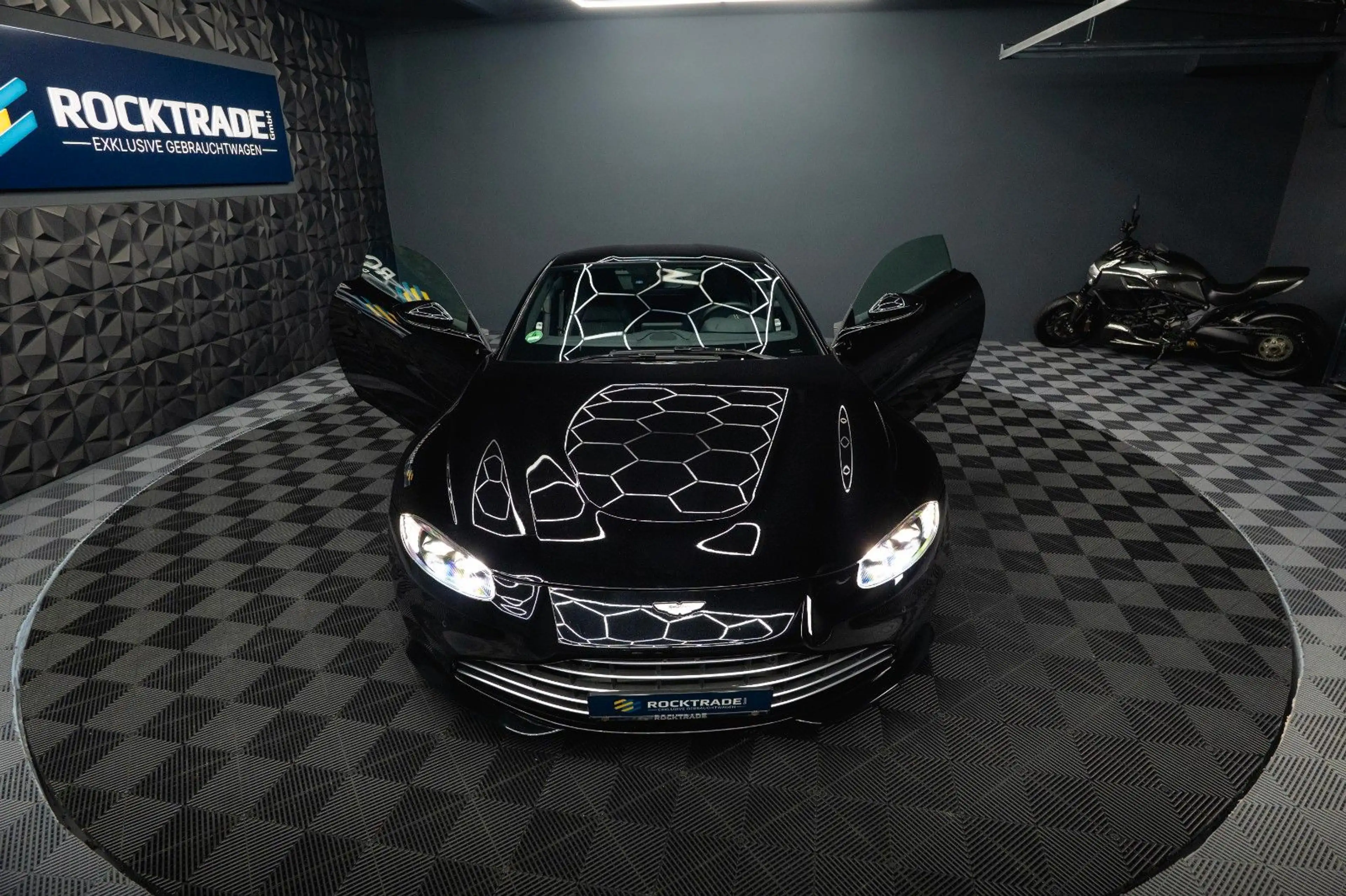 Aston Martin V8 4.0 V8 DB11 Coupe *1.Hand*360*Memory* — photo 5