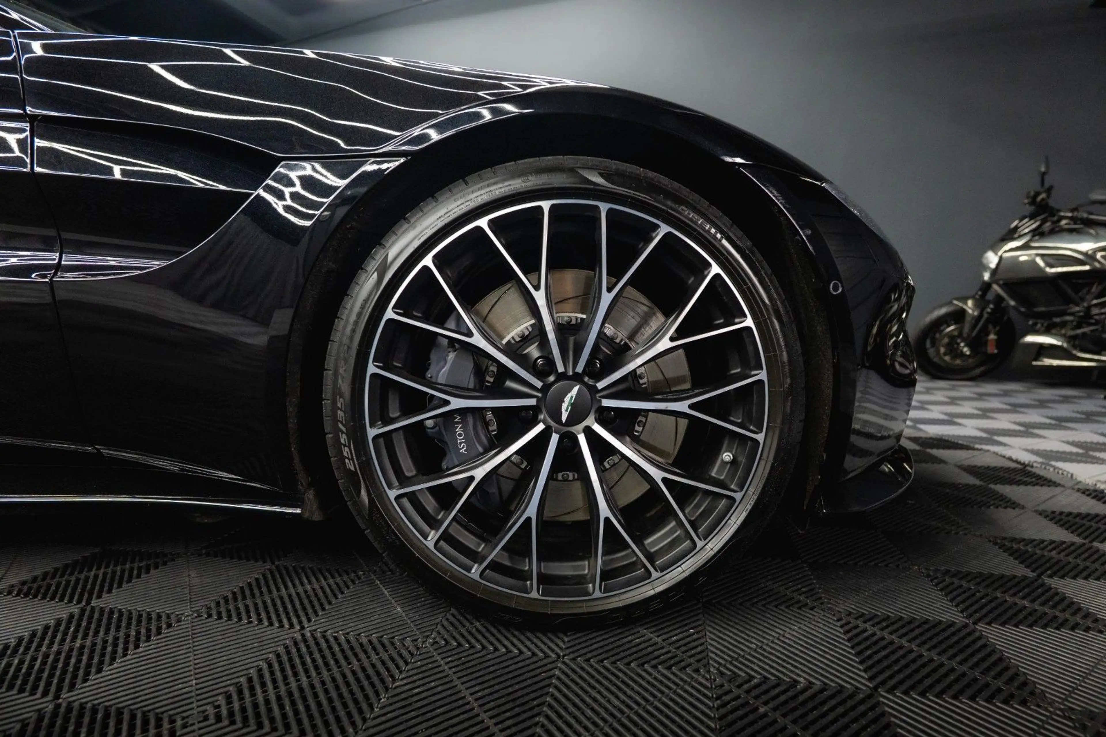 Aston Martin V8 4.0 V8 DB11 Coupe *1.Hand*360*Memory* — photo 14