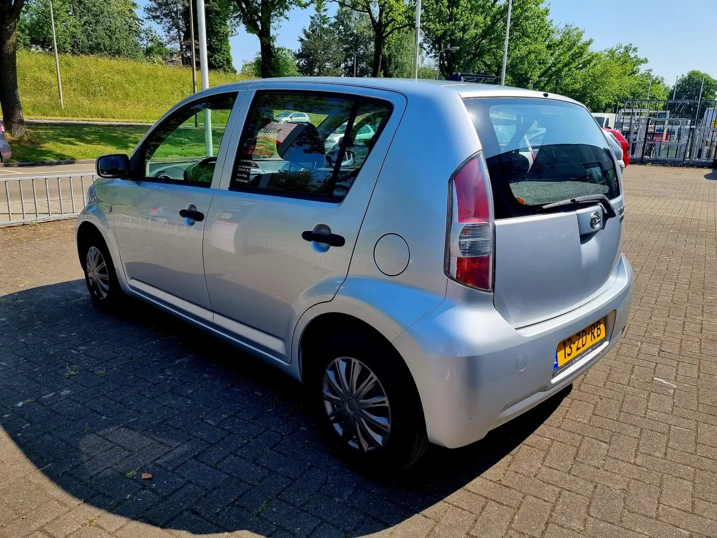 Daihatsu Sirion 2 1.0-12V Premium Gris - 2