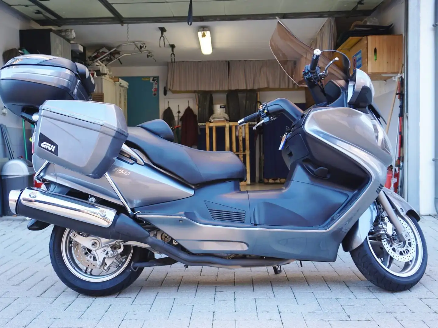 Suzuki Burgman 650 Executive Argintiu - 1