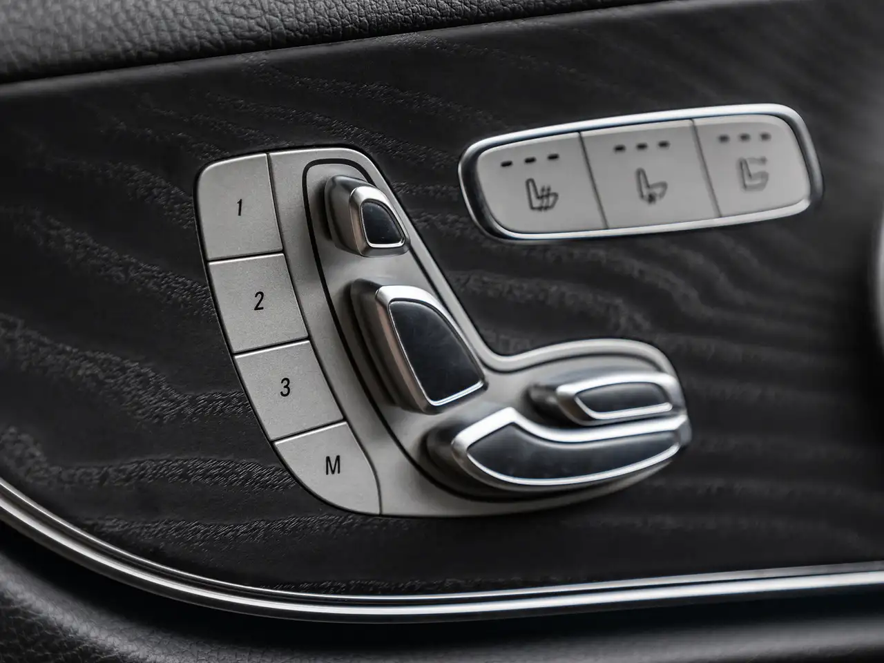 Mercedes-Benz E-Class снимка Mercedes-Benz E-Class