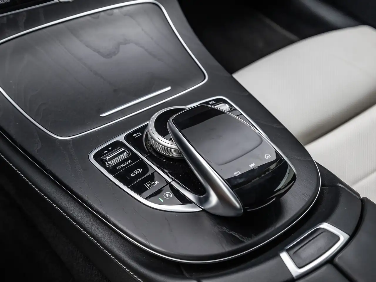 Mercedes-Benz E-Class снимка Mercedes-Benz E-Class