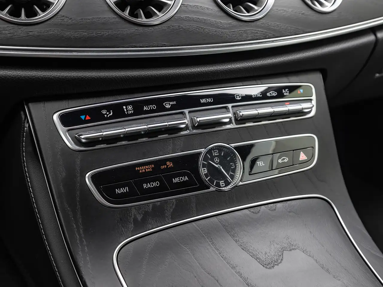 Mercedes-Benz E-Class снимка Mercedes-Benz E-Class