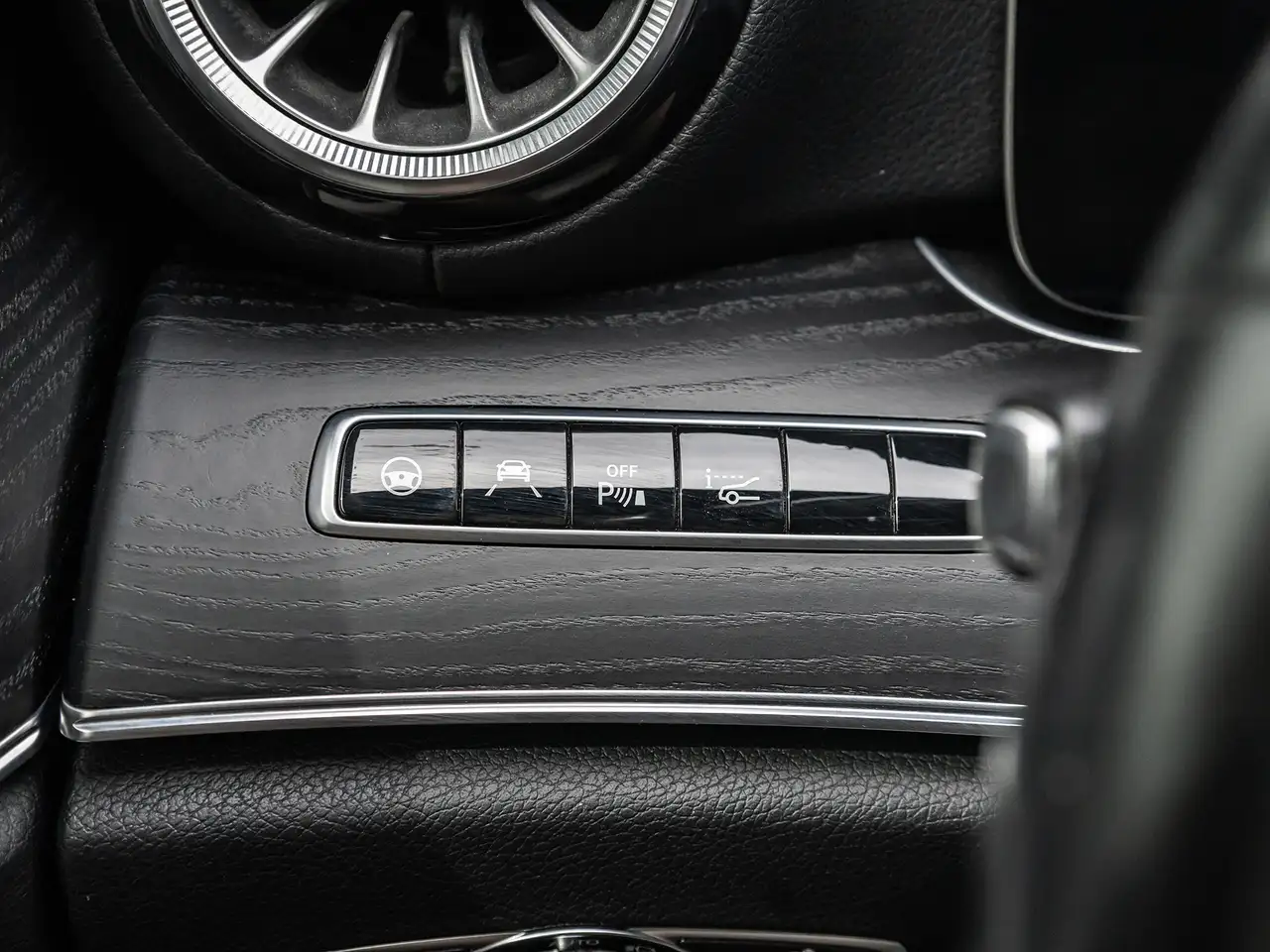 Mercedes-Benz E-Class снимка Mercedes-Benz E-Class