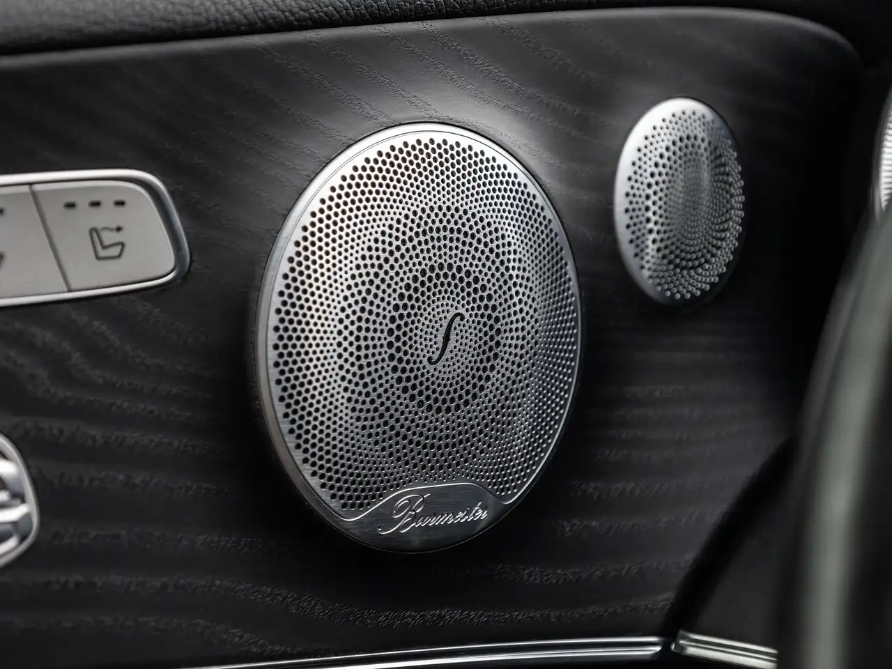 Mercedes-Benz E-Class снимка Mercedes-Benz E-Class