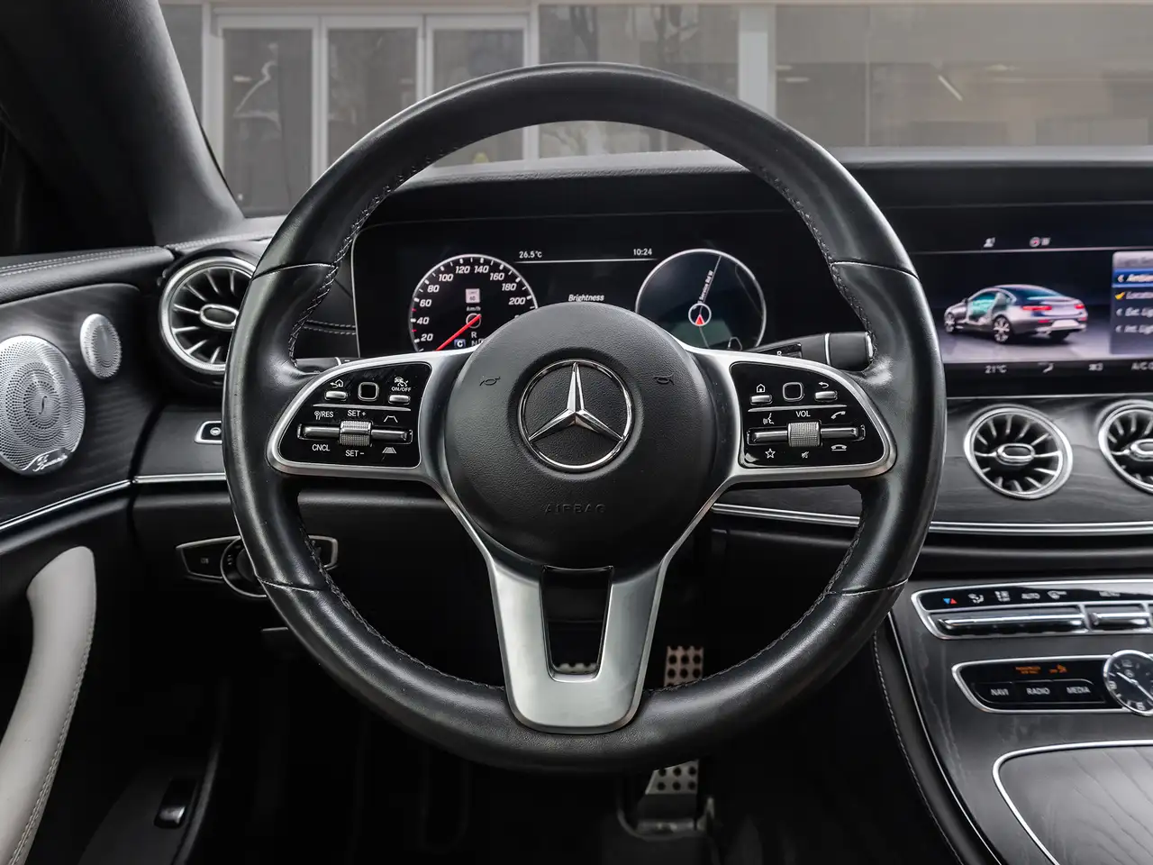 Mercedes-Benz E-Class снимка Mercedes-Benz E-Class