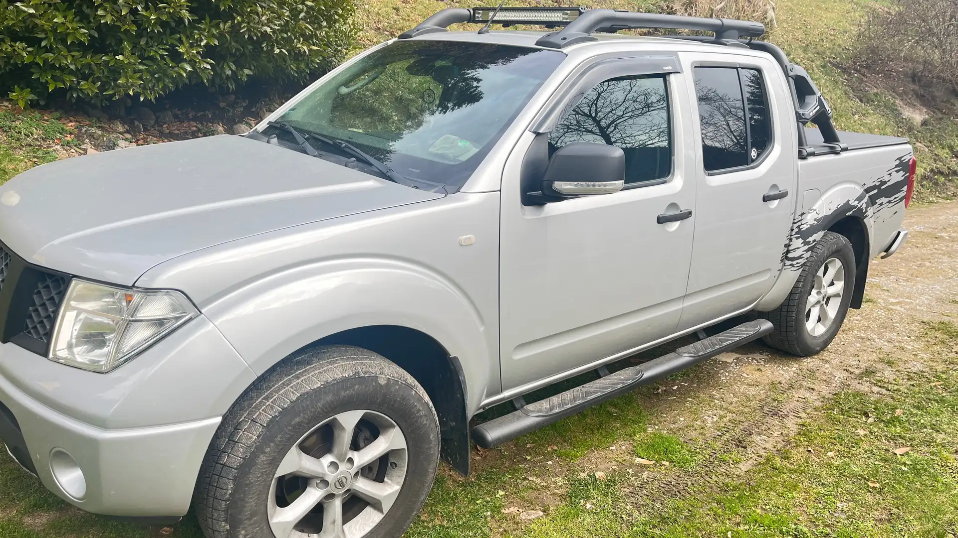 Nissan Navara Navara d.cab 2.5 dci XE 174cv Срібний - 2