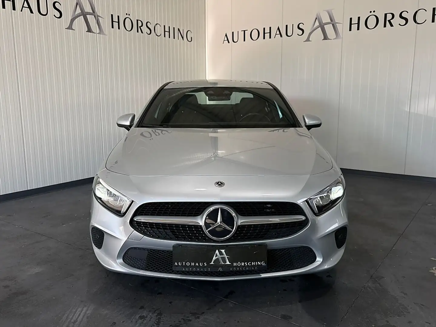 Mercedes-Benz A 180 d Limousine Aut.//SITZHEIZUNG//AMBIENTE Silber - 2