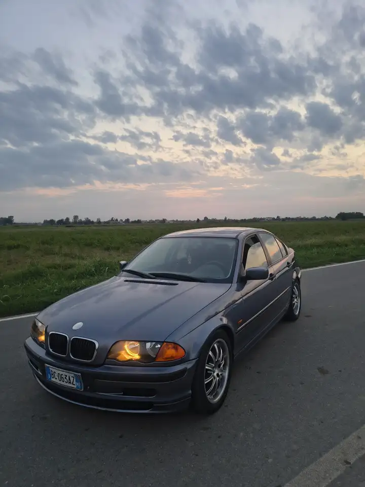 BMW 318i, foto 2