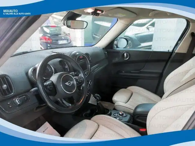 MINI Countryman view 3