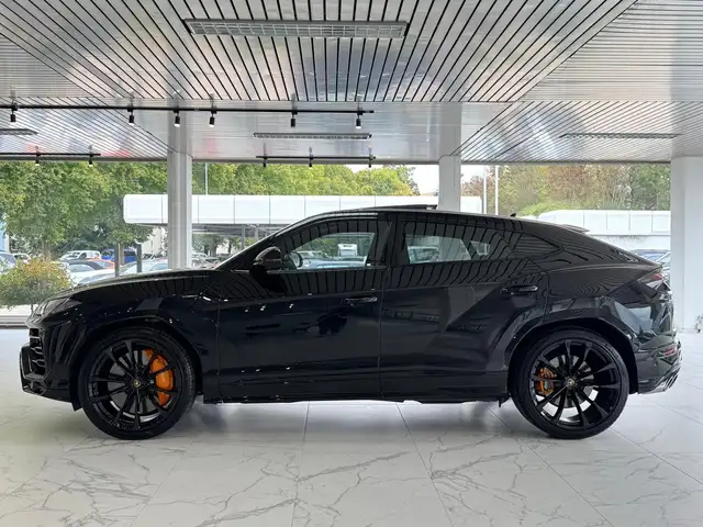 Lamborghini Urus view 3