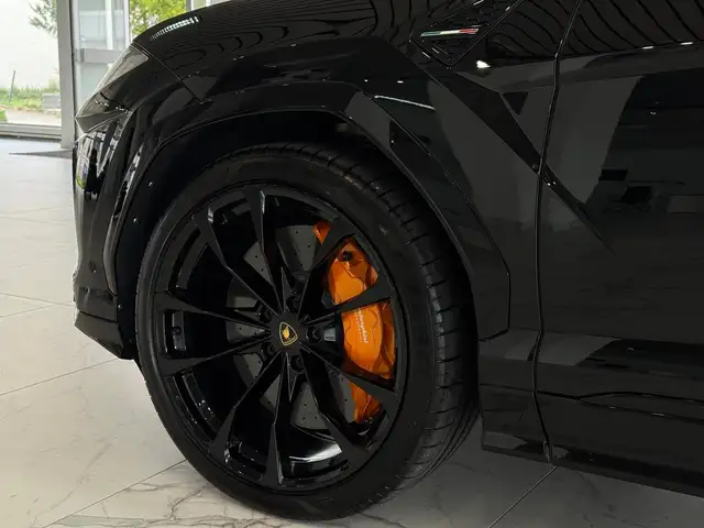 Lamborghini Urus view 9
