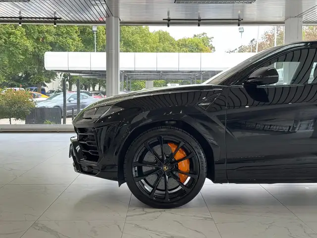 Lamborghini Urus view 4