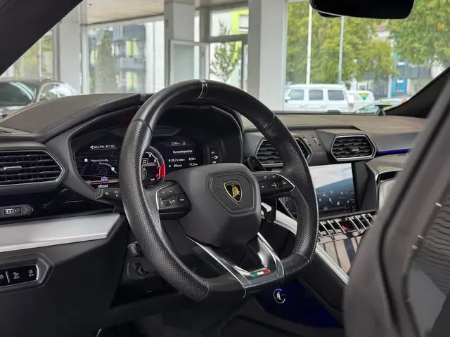 Lamborghini Urus view 19