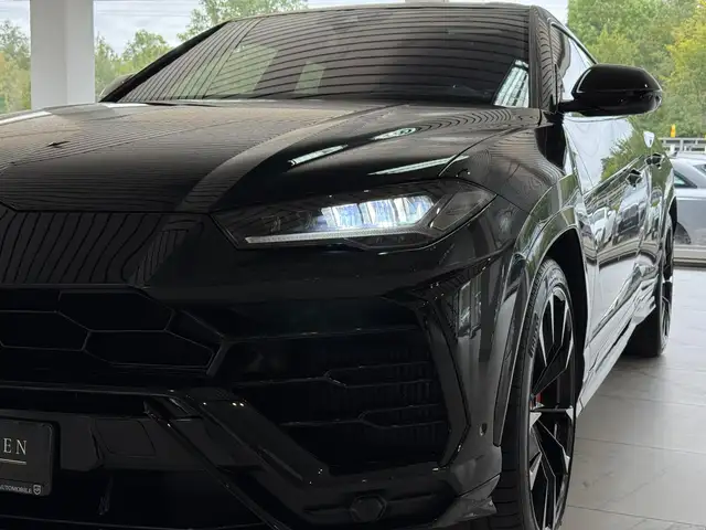 Lamborghini Urus view 10