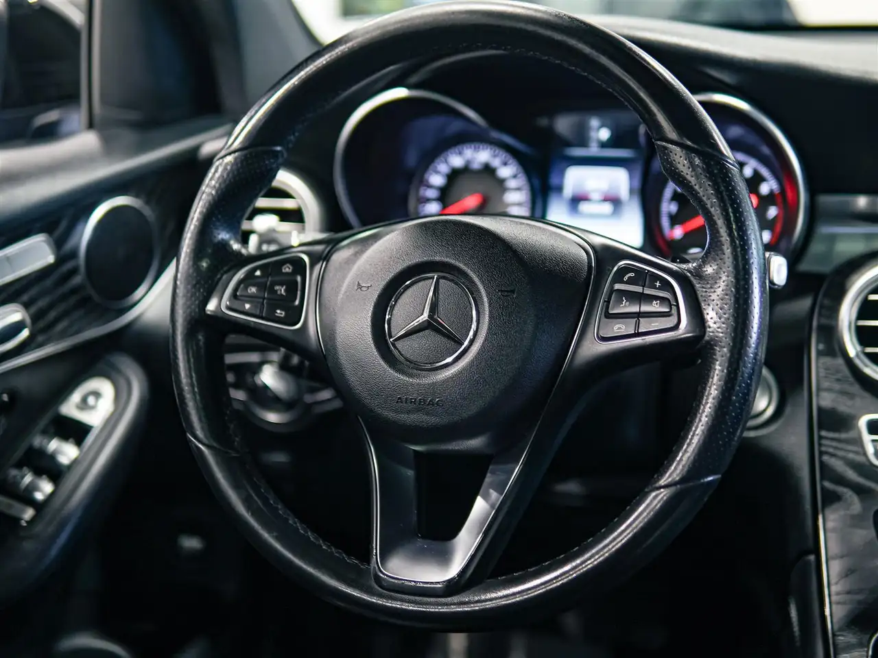 Mercedes-Benz GLC снимка Mercedes-Benz GLC