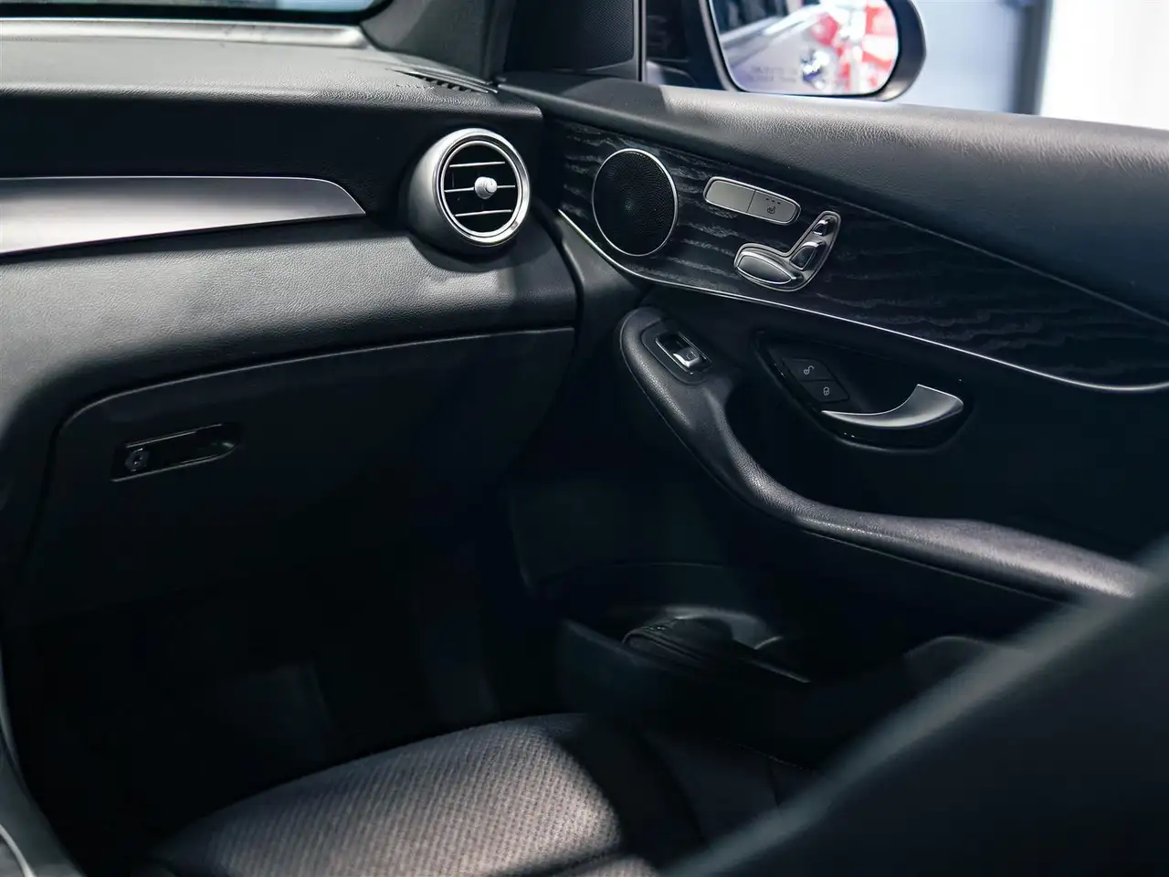 Mercedes-Benz GLC снимка Mercedes-Benz GLC