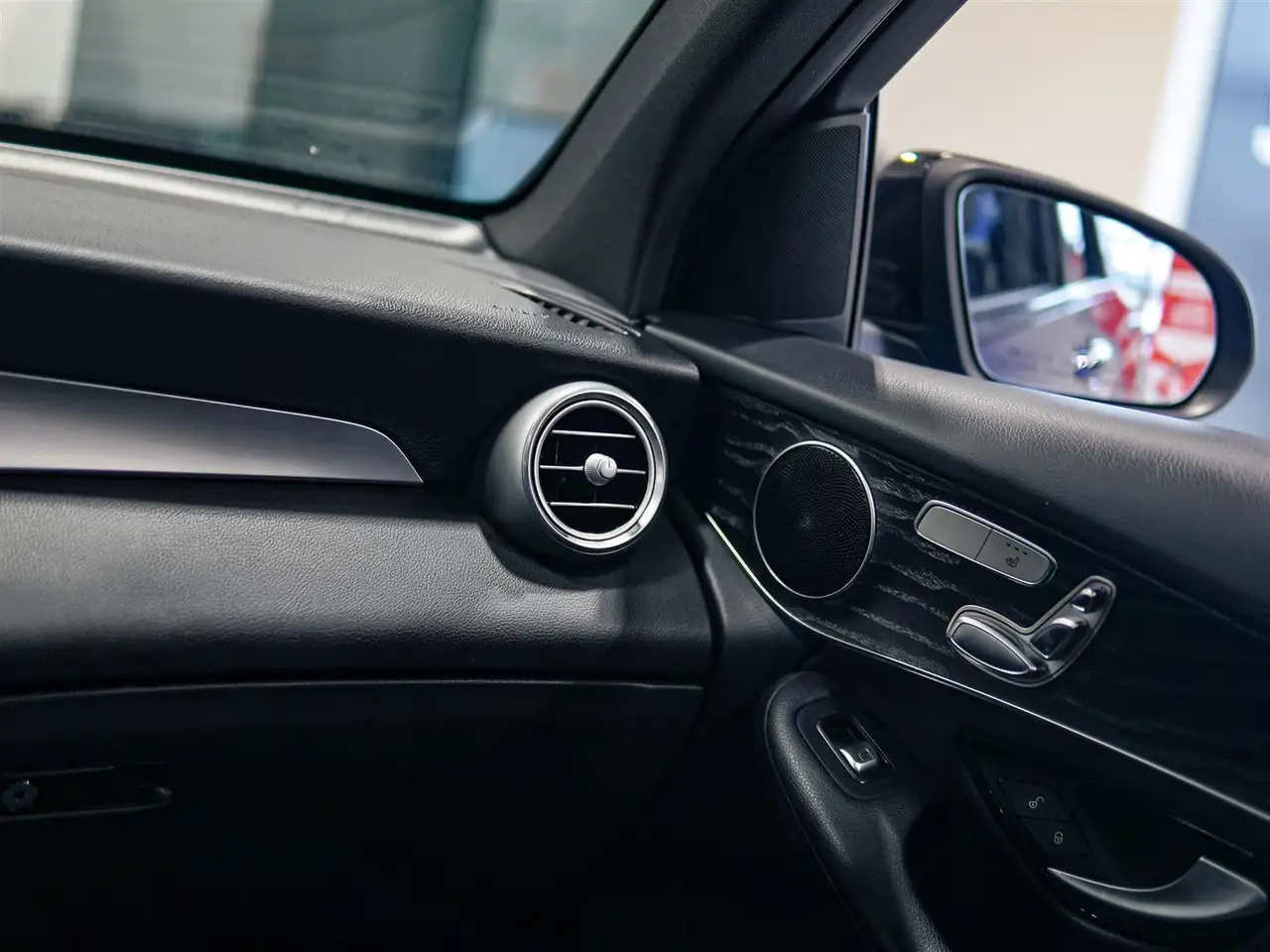 Mercedes-Benz GLC снимка Mercedes-Benz GLC