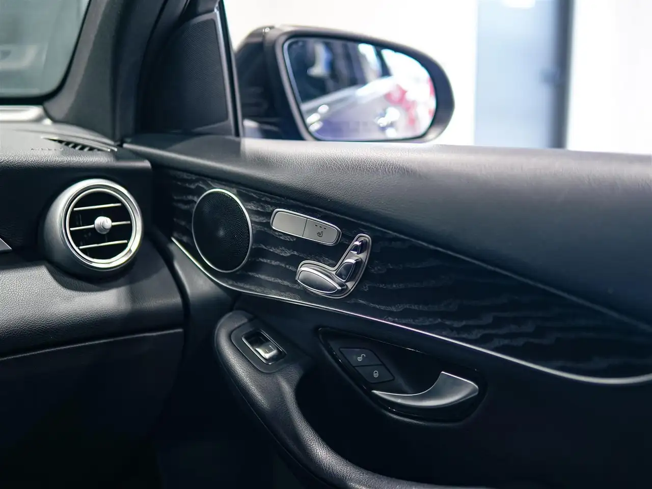 Mercedes-Benz GLC снимка Mercedes-Benz GLC