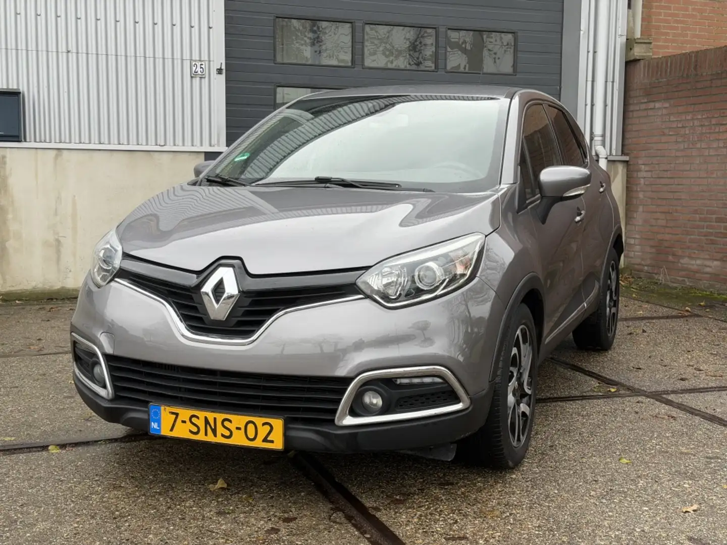 Renault Captur 1.2 TCe Dynamique NAVI KEYLESS PARK SENSOREN CRUIS Grau - 1