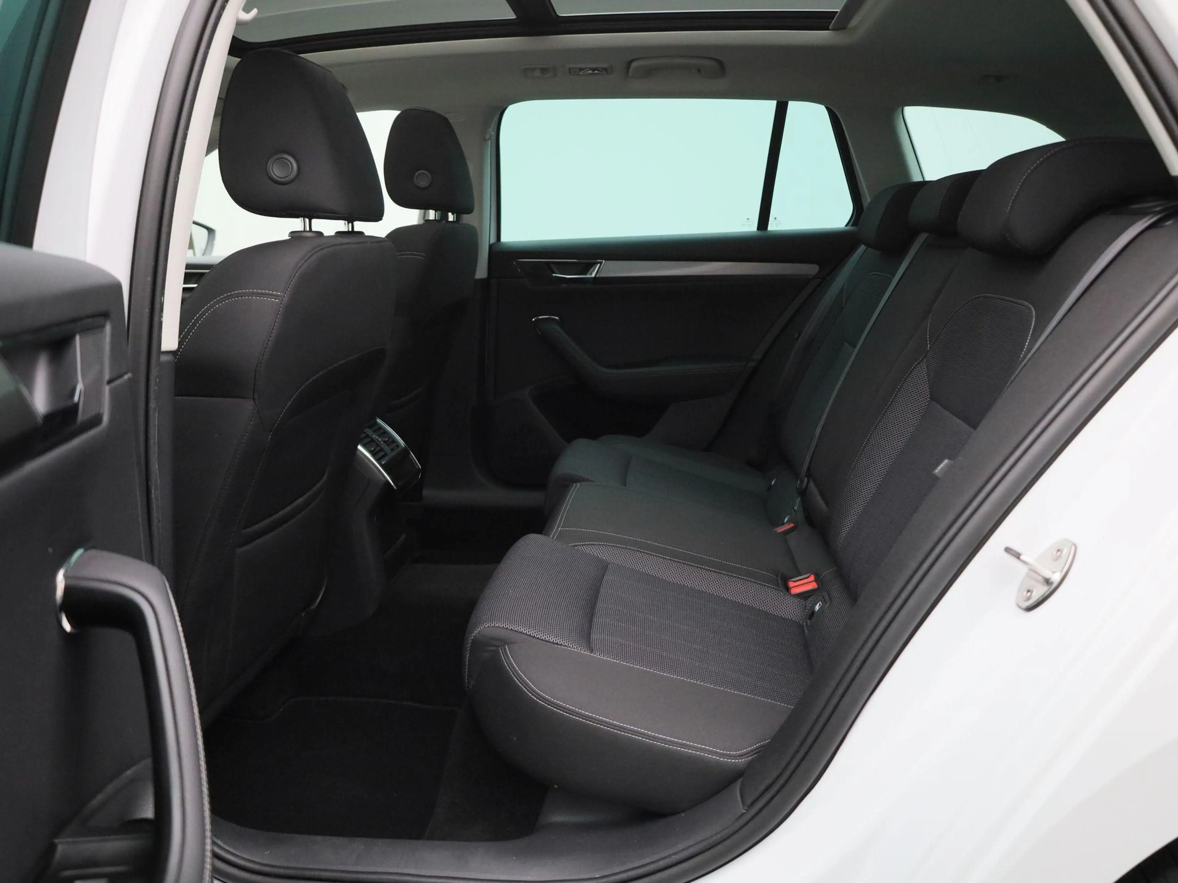 Skoda Superb 2.0 TDI SCR 140kW DSG 4x4 STYLE COMBI | Camera | P — photo 14