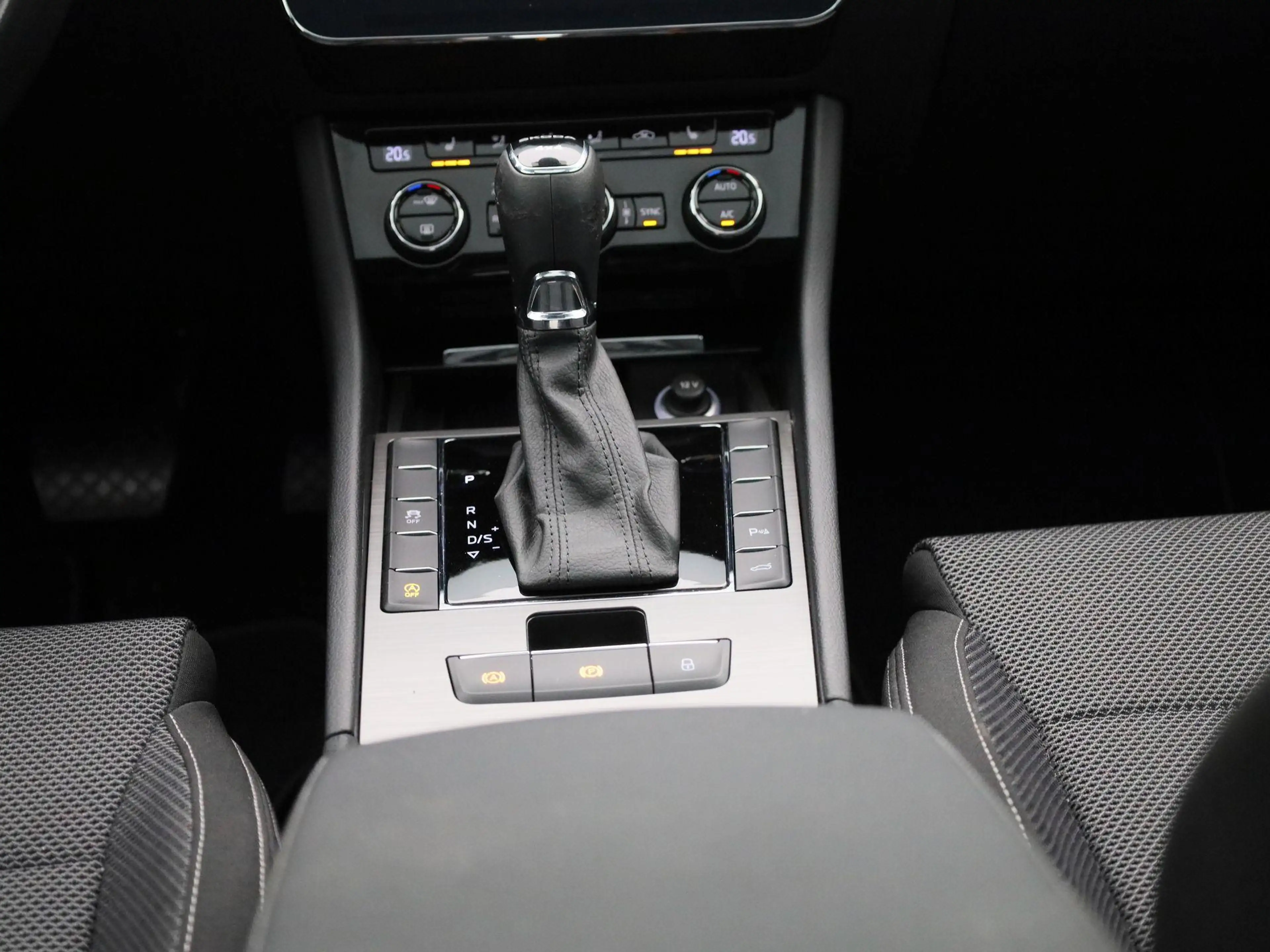 Skoda Superb 2.0 TDI SCR 140kW DSG 4x4 STYLE COMBI | Camera | P — photo 12