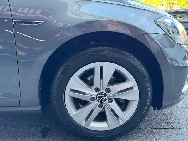 Volkswagen Golf view 9