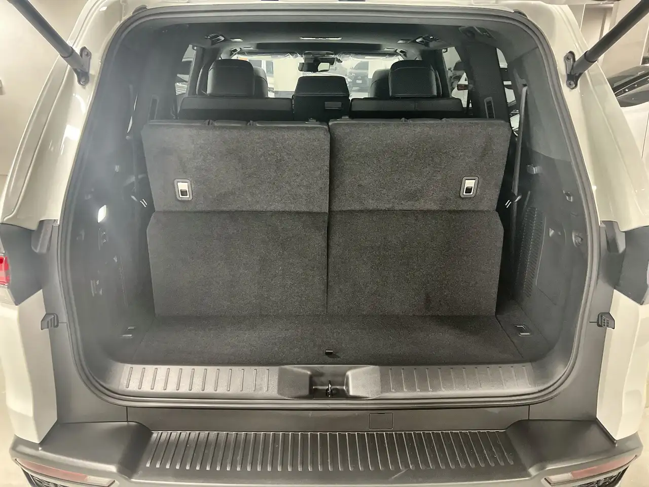 Lexus LX 600 снимка Lexus LX 600