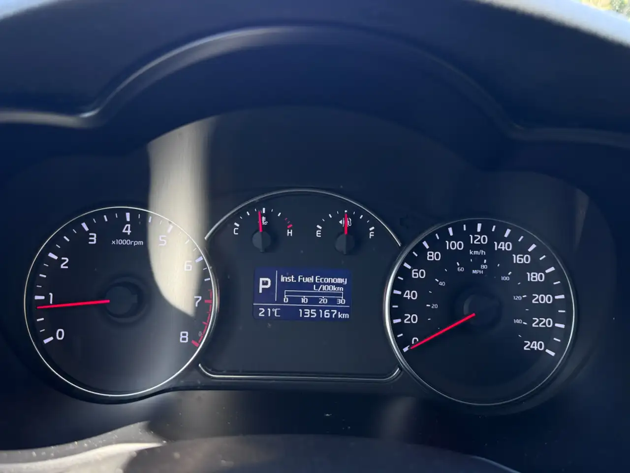 Kia Rondo снимка Kia Rondo