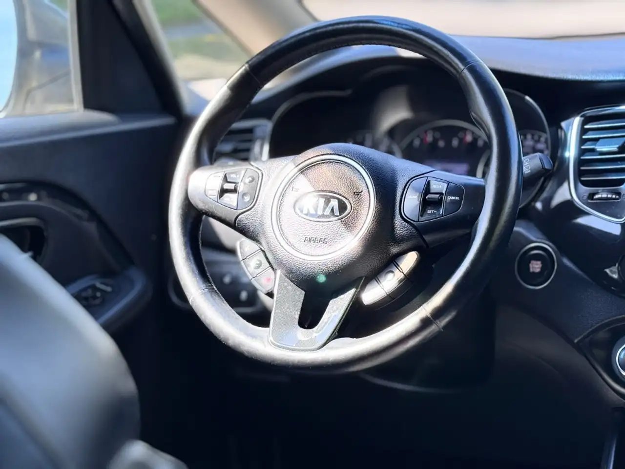 Kia Rondo снимка Kia Rondo