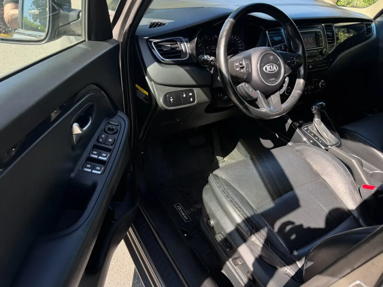 Kia Rondo снимка Kia Rondo
