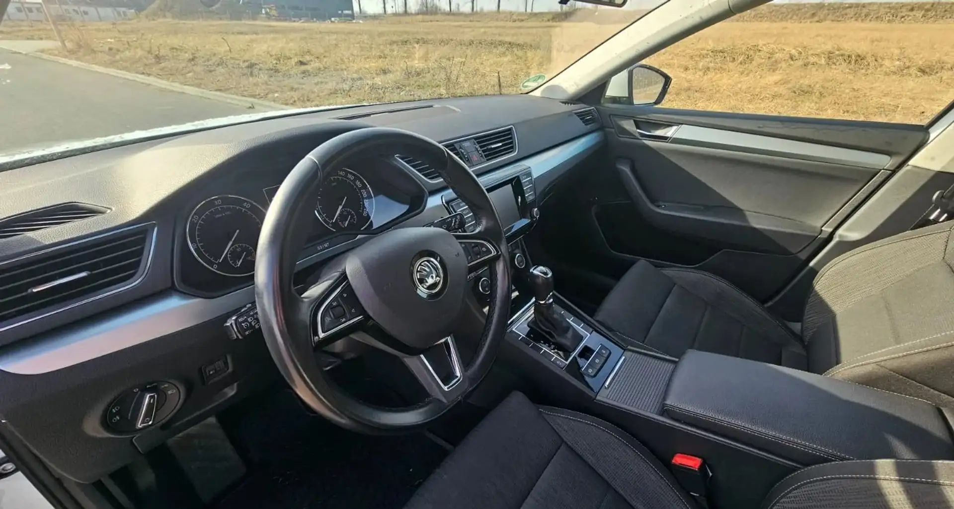 Skoda Superb Superb Combi 2.0 TDI DSG Ambition Biały - 2
