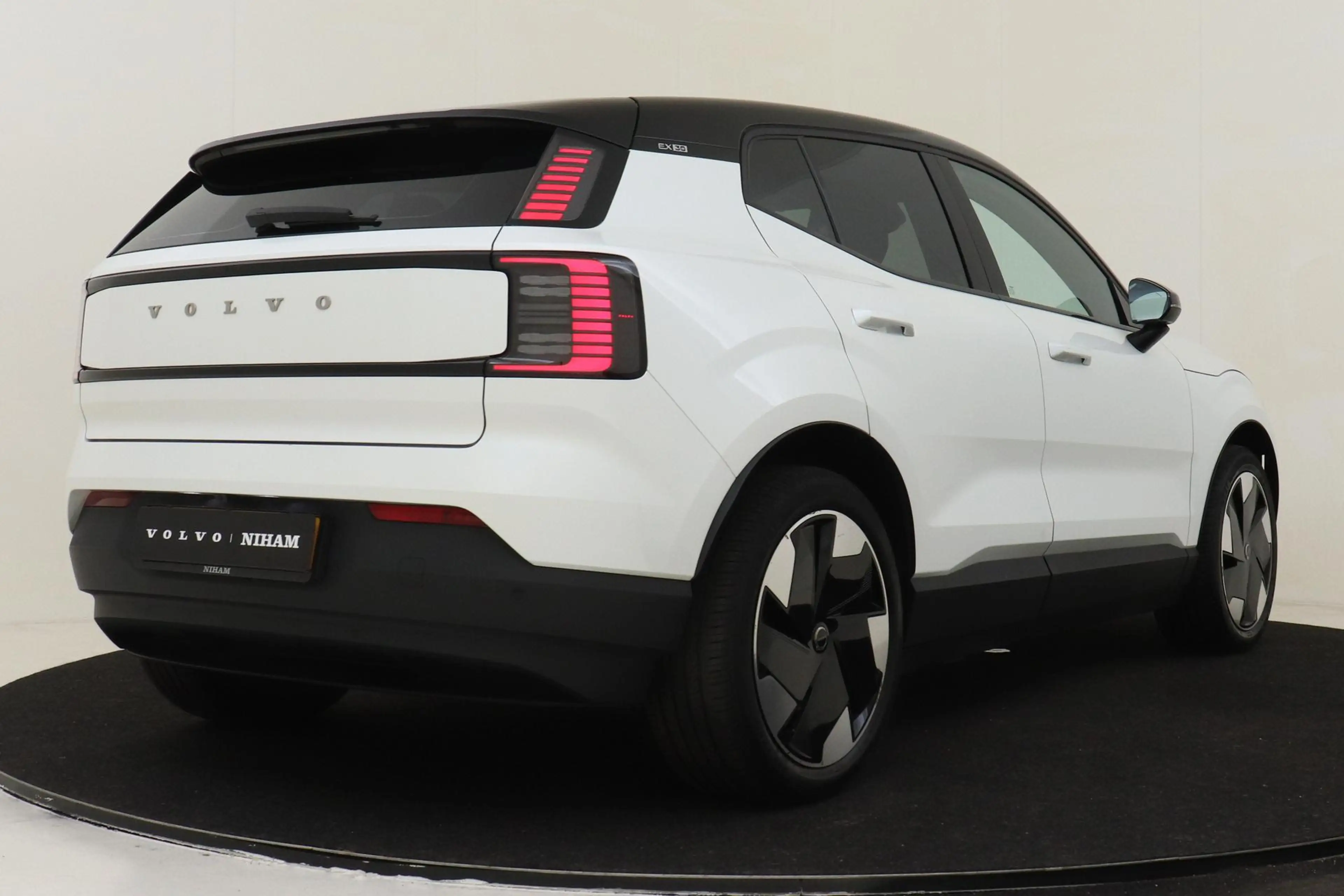 Volvo EX30 SINGLE MOTOR EXTENDED RANGE PLUS 69 kWh -HARMAN/KA — photo 3