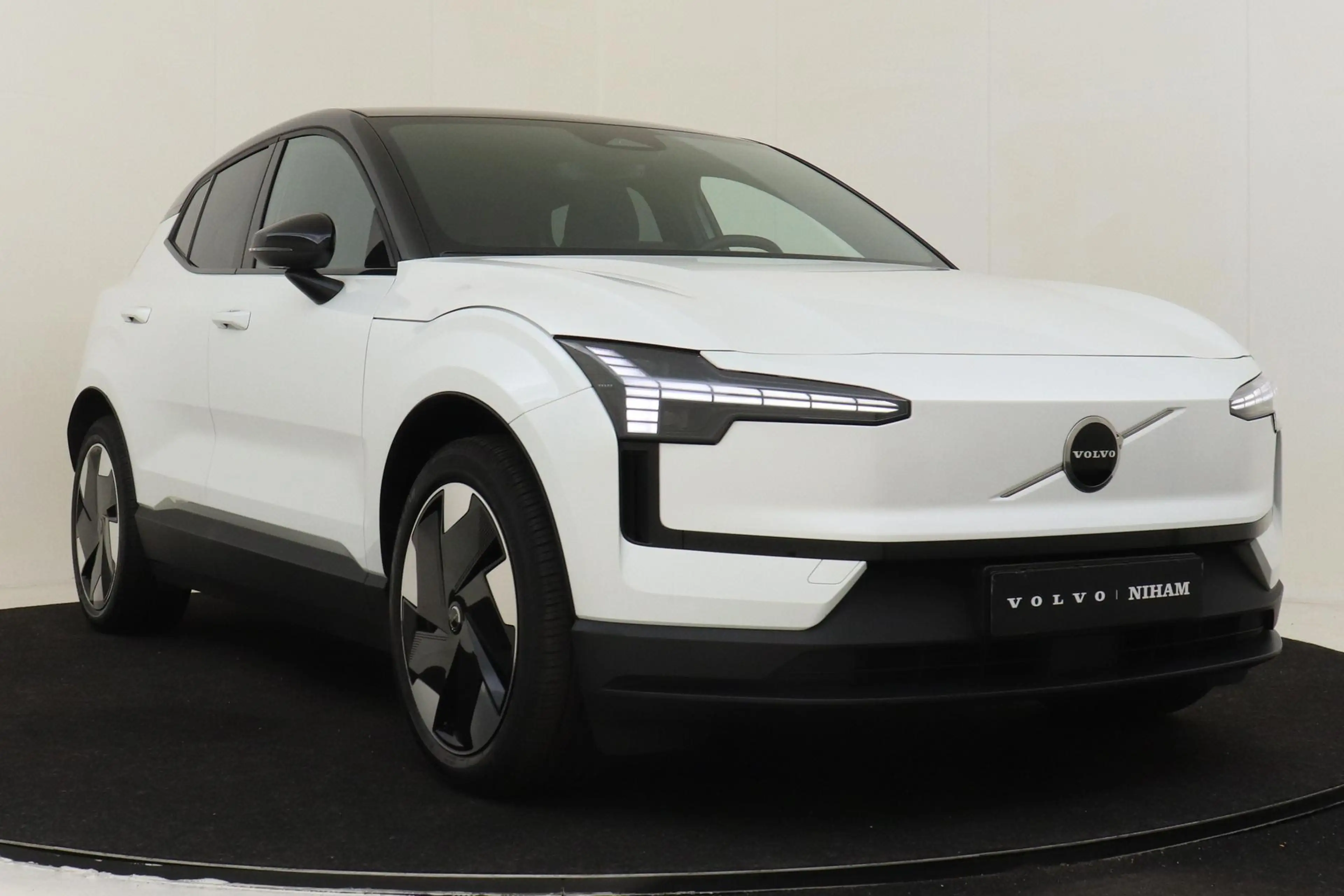 Volvo EX30 SINGLE MOTOR EXTENDED RANGE PLUS 69 kWh -HARMAN/KA — photo 11