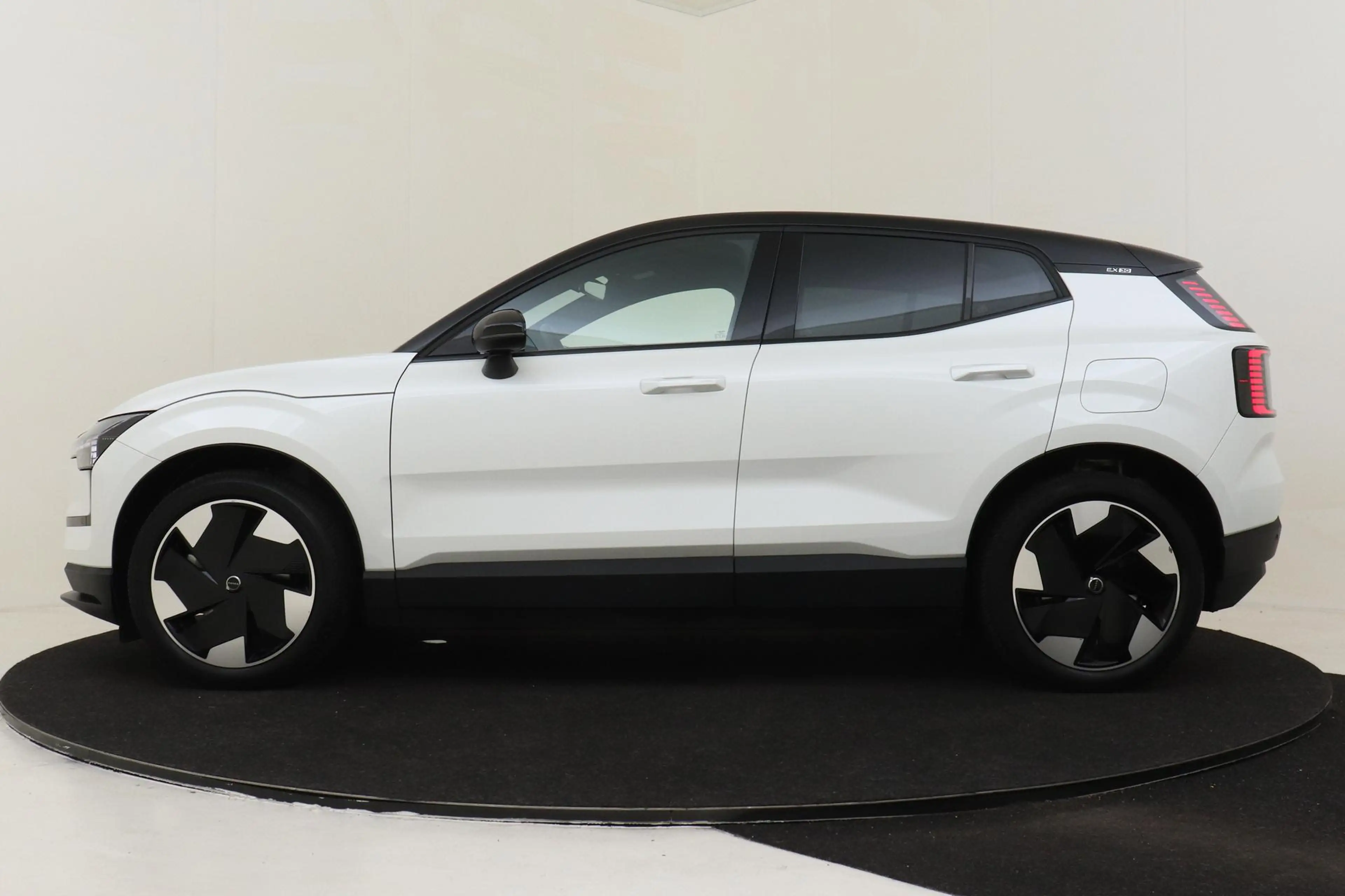 Volvo EX30 SINGLE MOTOR EXTENDED RANGE PLUS 69 kWh -HARMAN/KA — photo 7