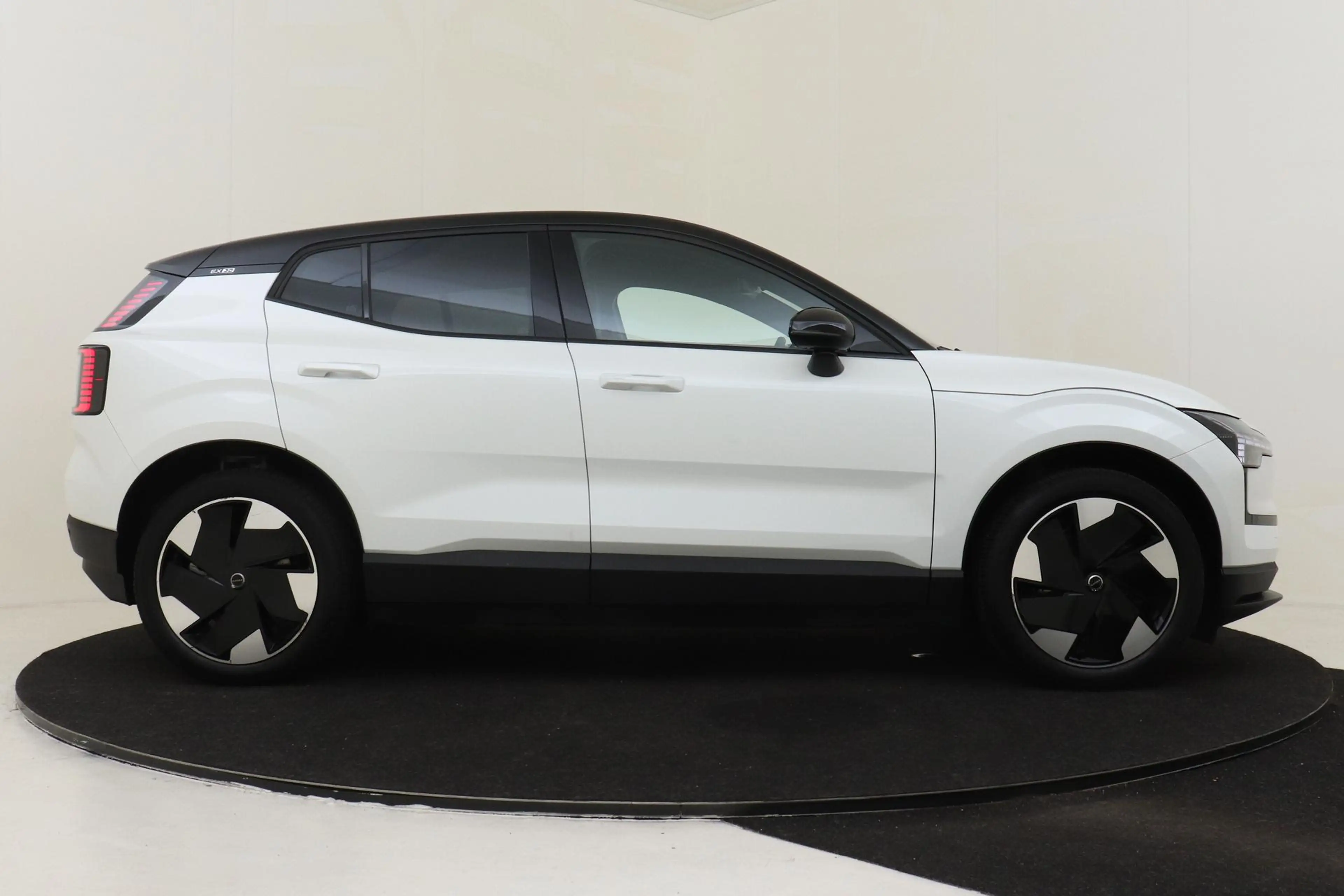 Volvo EX30 SINGLE MOTOR EXTENDED RANGE PLUS 69 kWh -HARMAN/KA — photo 13