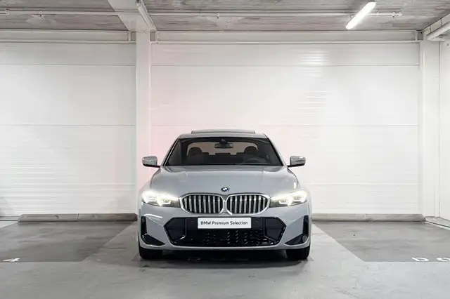 BMW 3 Series view 5