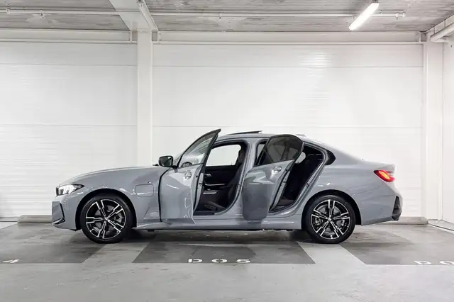 BMW 3 Series view 3