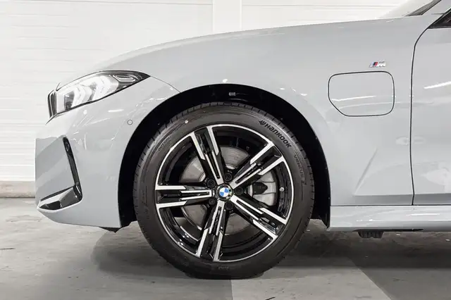 BMW 3 Series view 4