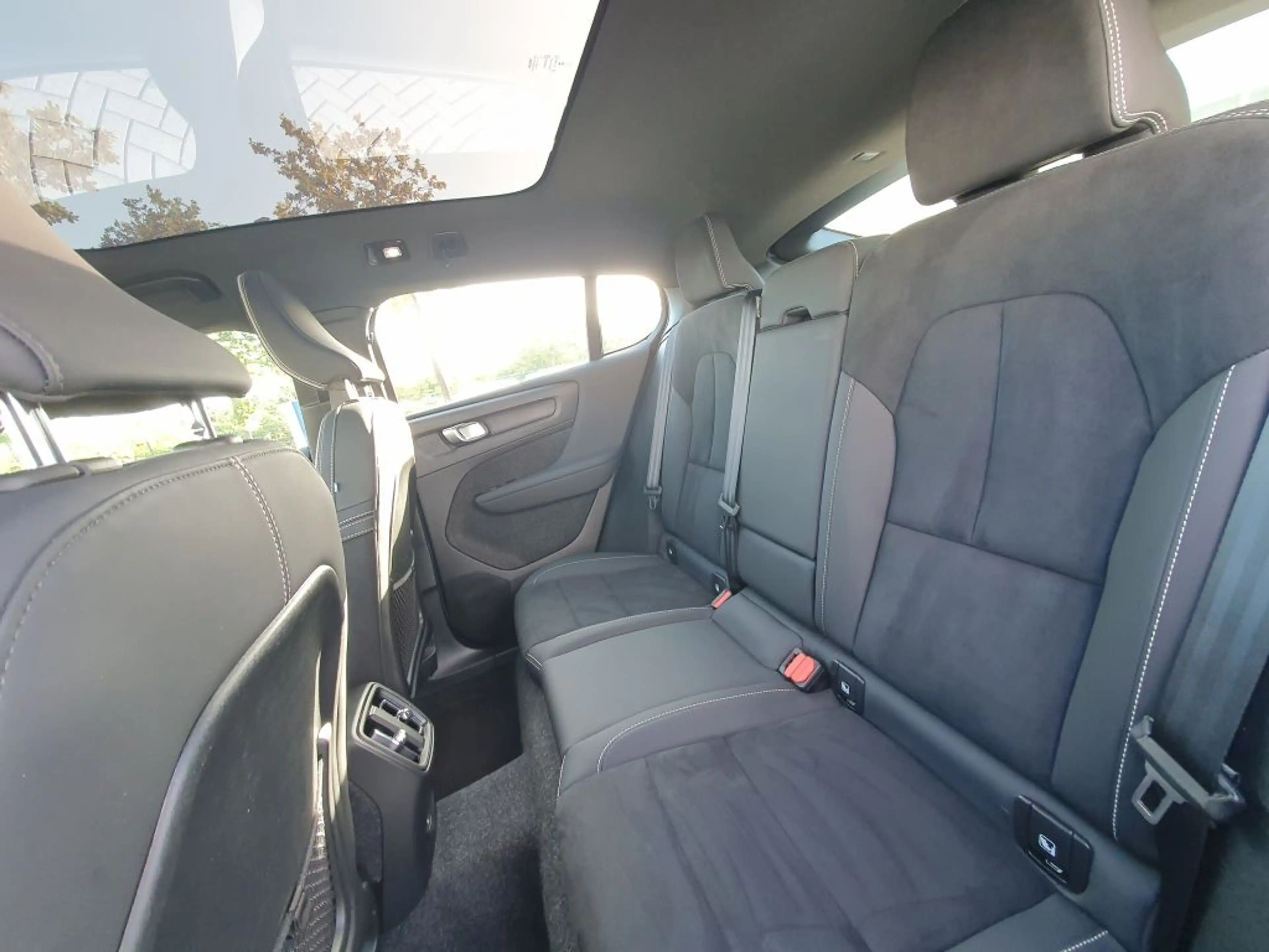 Volvo C40 Recharge 82 kWh Extended Range RWD Ultimate — photo 12