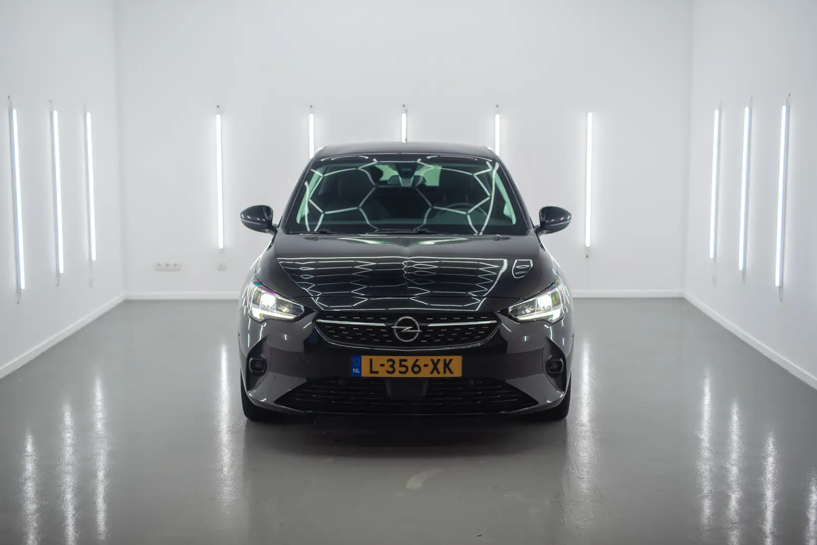 Opel Corsa Luxe uitvoering. Leder,Pano & stuurwielverwarming. Zwart - 1