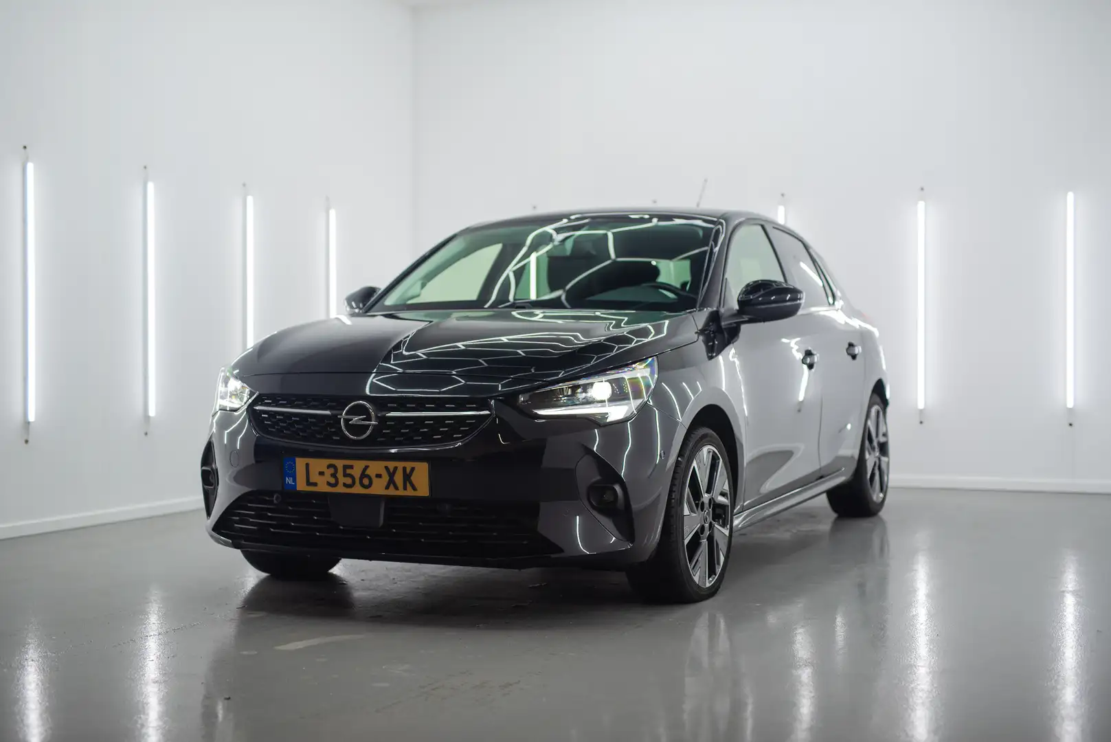 Opel Corsa Luxe uitvoering. Leder,Pano & stuurwielverwarming. Zwart - 2