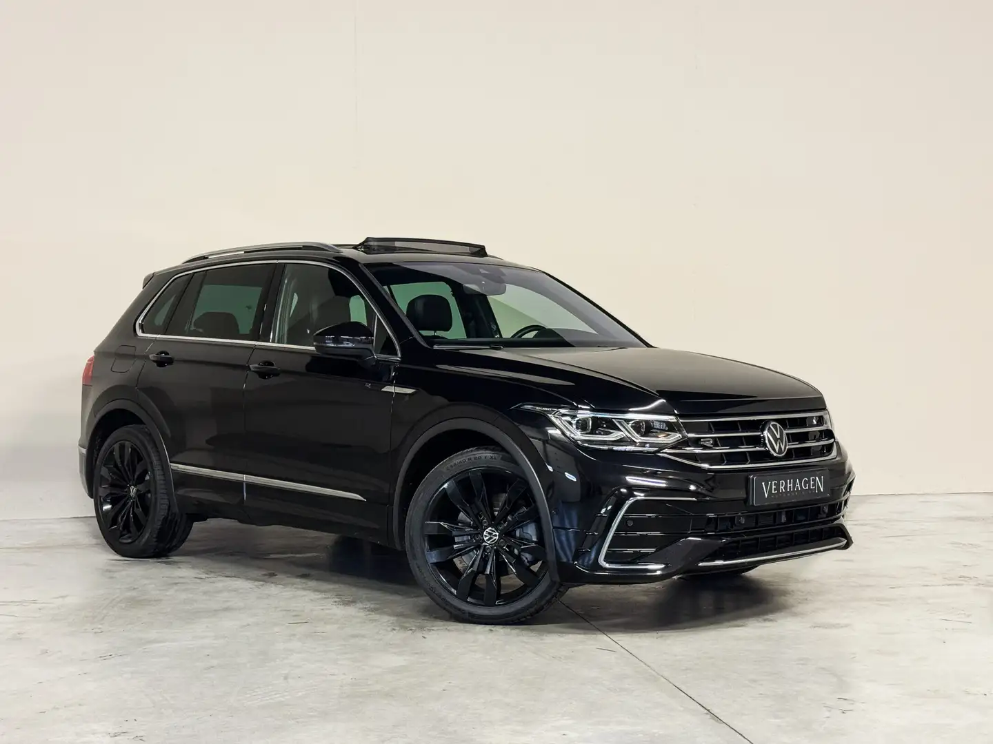 Volkswagen Tiguan 2.0 TSI R-line Leer Pano Trekhaak 4motion Zwart - 2