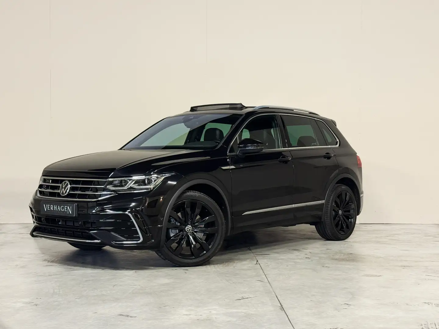 Volkswagen Tiguan 2.0 TSI R-line Leer Pano Trekhaak 4motion Zwart - 1