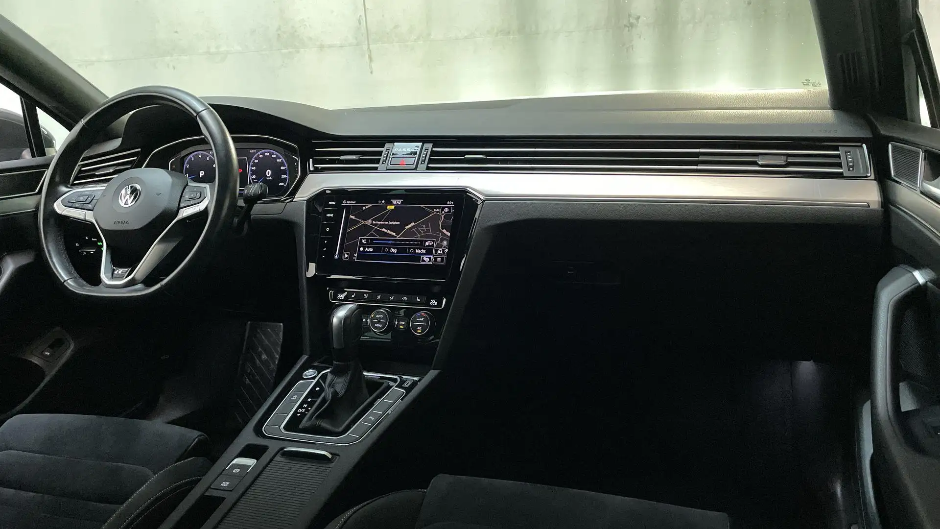 Volkswagen Passat Variant 1.5 TSI 150pk DSG Elegance Business R R-Line Virtu Grijs - 2