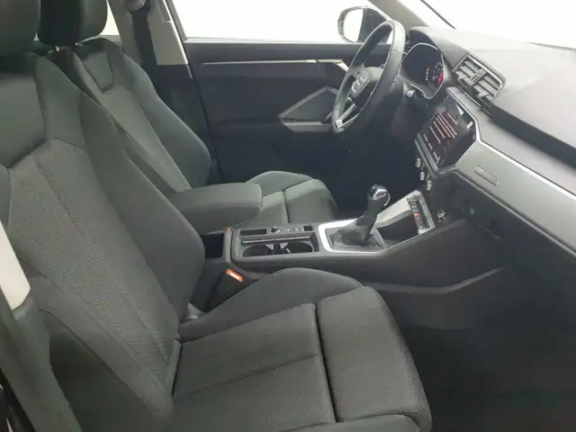 Audi Q3 view 12